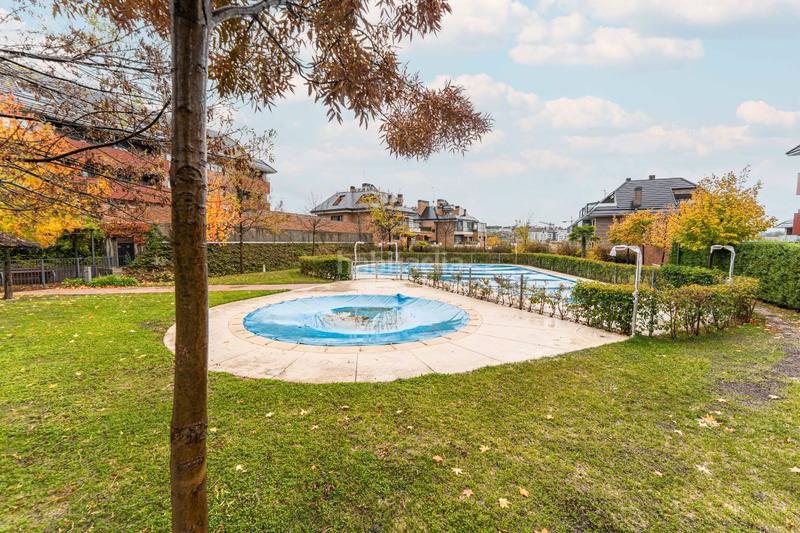 Foto a5c05f71-6773-47ec-a236-10e8862bb139. Pis amb xemeneia calefacció aparcament piscina a Boadilla del Monte