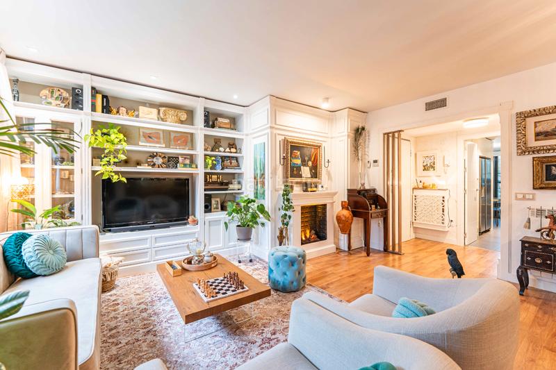 Foto c7746e39-b390-4fff-80a2-fb90e495116c. Pis amb xemeneia calefacció aparcament piscina a Boadilla del Monte