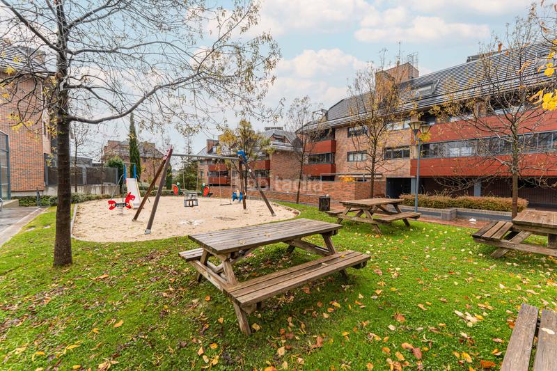 Foto dc95088c-9d1a-408c-b764-6b391bd0999e. Pis amb xemeneia calefacció aparcament piscina a Boadilla del Monte