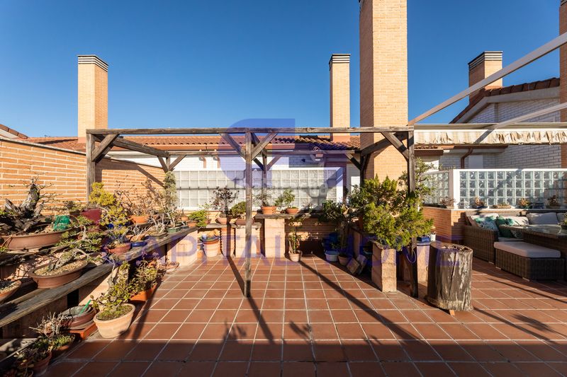 Foto f45cb5f2-e6cd-4f60-8cf0-3b8aaf3fd1f6. Àtic amb calefacció aparcament piscina a La Dehesa - El Pinar Navalcarnero