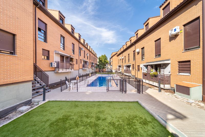Foto f4b9d25a-c336-43c7-89f6-74780e4e2f87. Dúplex amb calefacció piscina a Sevilla la Nueva
