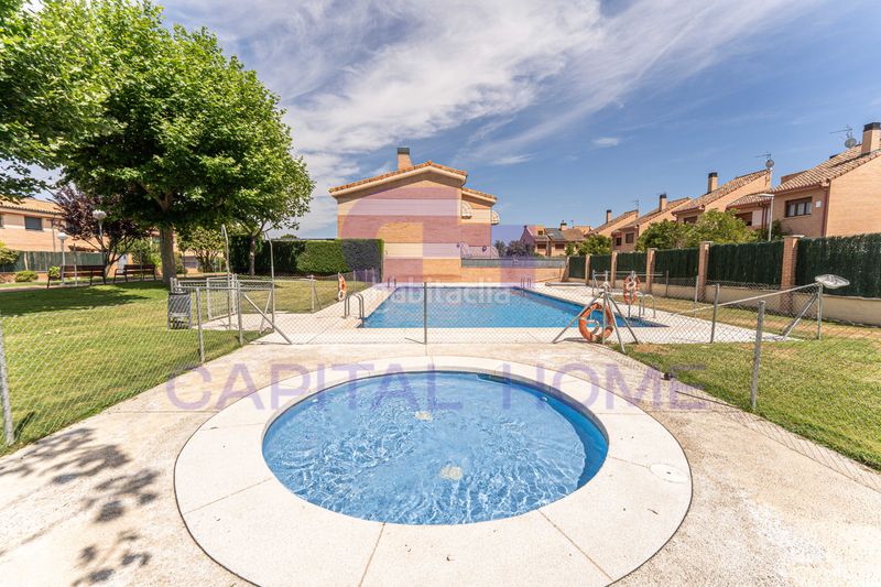Foto 71455ccf-5b58-488d-a220-525ed31f8ff3. Casa aparellada amb calefacció aparcament piscina a Navalcarnero