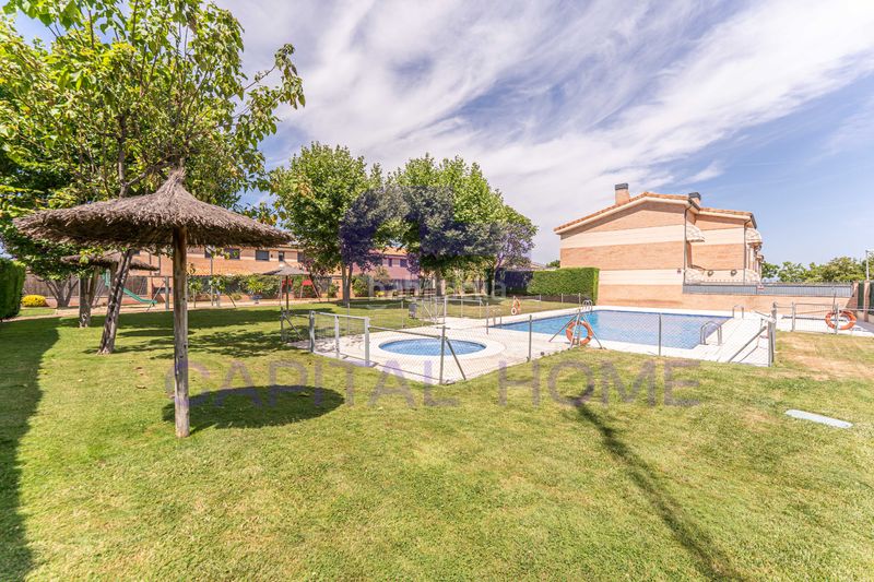 Foto cb179dc7-4cc9-479a-95f5-56d6518c6118. Casa aparellada amb calefacció aparcament piscina a Navalcarnero