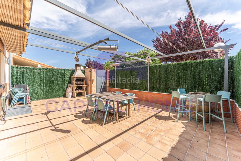 Foto d581f3d9-6263-4264-b105-66693d091918. Casa aparellada amb calefacció aparcament piscina a Navalcarnero