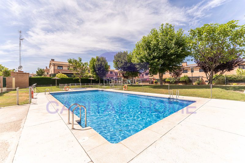 Foto e96a51e3-3729-4fdf-bf81-66def9040214. Casa aparellada amb calefacció aparcament piscina a Navalcarnero