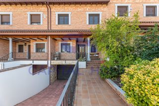 Casa a schiera  Calle del pino piñonero. ¡capital home navalcarnero vende en exclusiva magnifico chalet!