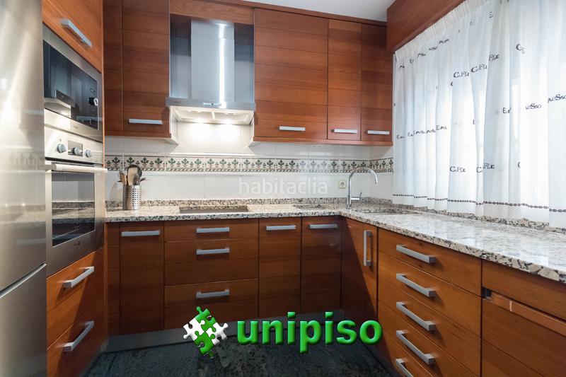 Foto d28915d5-1625-492a-bd04-8533e1fe5ec9. Casa adossada amb calefacció aparcament piscina a Leganés