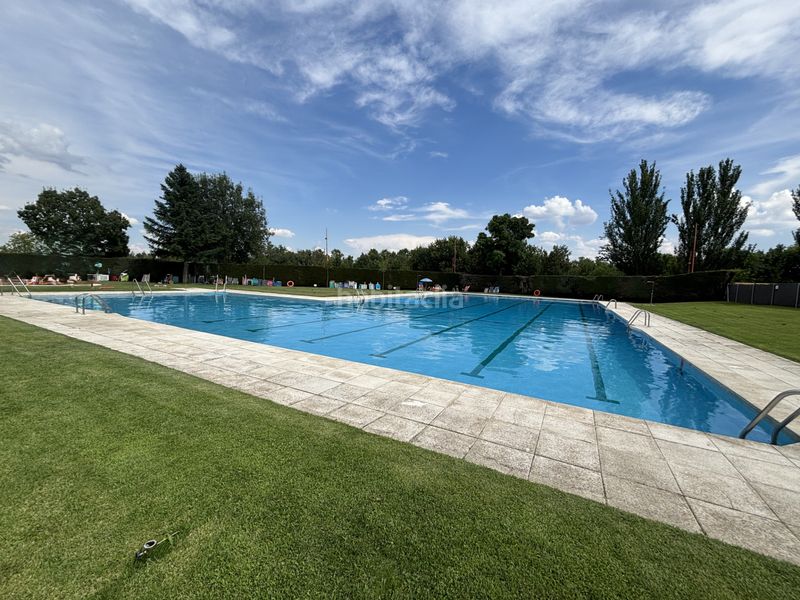 Foto df146bb0-0597-4c6d-835c-4bf3a123f4ac. Pis amb xemeneia calefacció aparcament piscina a Escorial (El)