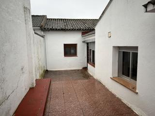 Casa adossada a San Martín de Valdeiglesias. Estupenda casa baja con patio en el centro de san martin de vald