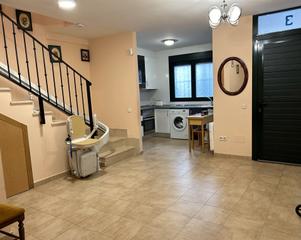 Lloguer Casa adossada a Navas del Rey. En alquiler acogedora casa adosada de dos plantas en el centro d