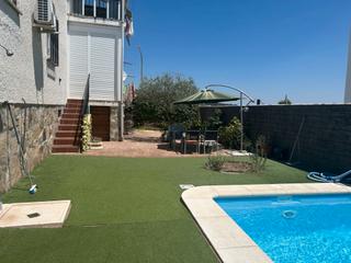 Chalet à Navas del Rey. En venta maravilloso chalet con dos viviendas independientes en
