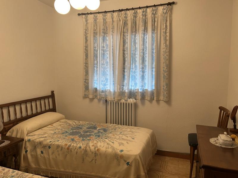 Foto 2d1eaab8-881f-44f1-a1fa-7a61681b061d. Casa aparellada amb xemeneia calefacció aparcament a Navas del Rey