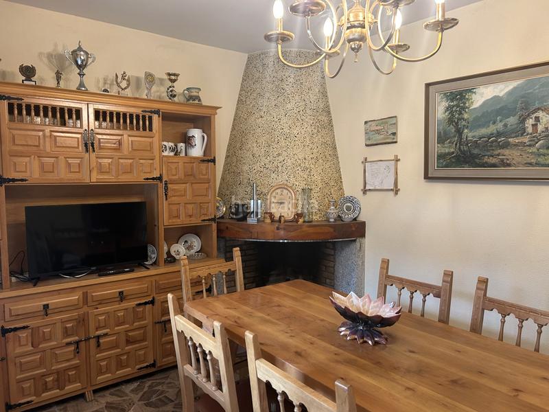 Foto a6b7badb-b524-42f2-9ca4-eeaee3329699. Casa aparellada amb xemeneia calefacció aparcament a Navas del Rey