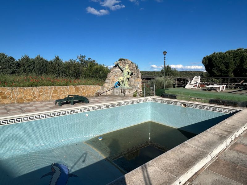 Foto 4de0f9b6-1107-4d57-b485-8107cbd72174. Masia amb xemeneia calefacció piscina a Navas del Rey