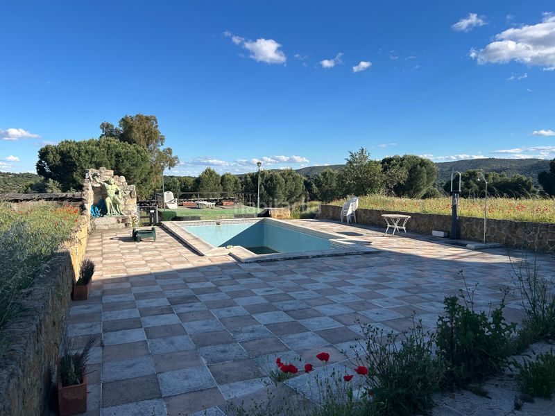 Foto c6e95c8b-29b5-4a4e-8466-4c18c60b2634. Masia amb xemeneia calefacció piscina a Navas del Rey