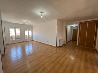 Flat in Navas del Rey. Fenomenal piso en venta en el centro de navas del rey