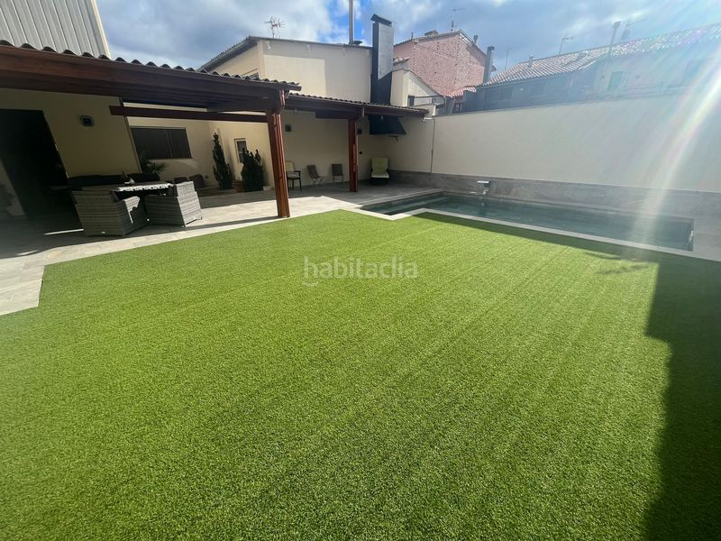 Foto b22e2fe5-1e97-4bb8-88ce-411082387629. Edificio con piscina in Manlleu