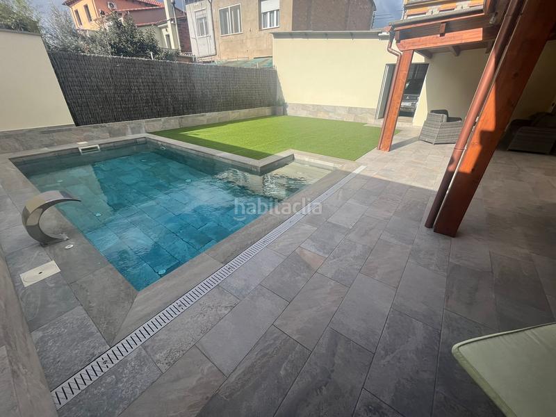 Foto 296e3486-928b-4466-931b-ab74d3a4e2cf. Edifici amb piscina a Manlleu