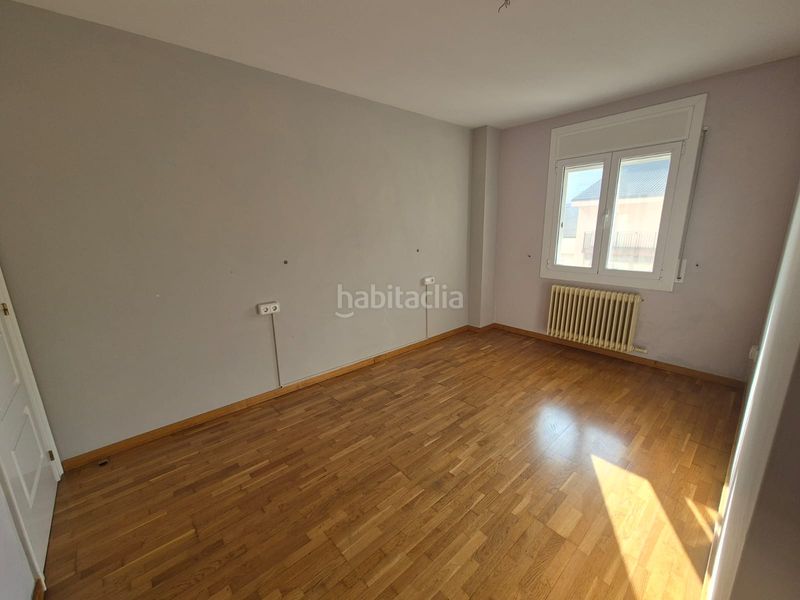 Foto 4ed65ffe-fb40-437b-807c-bc4c10b6b751. Pis amb xemeneia calefacció aparcament a Caputxins-Ambulatori Vic