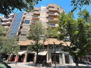 Pis  Carrer de jacint verdaguer 28. Ampli pis de 120 m² al centre amb pàrquing doble!