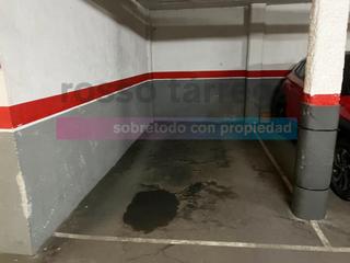 Aparcament cotxe a Baixada de la glòria 37