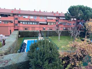 Pis  Calle de la iglesia. Piso de 3 habitaciones con piscina comunitaria