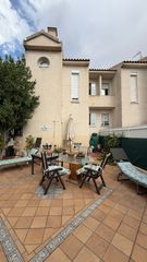 Casa a schiera in Torres de la Alameda. Chalet de esquina con gran jardín privado, garaje para 2 coches