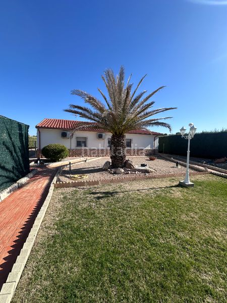 Foto f51aa93a-bf3c-4ceb-a0a3-15dd58923aa5. Casa a calle mar báltico 43 a Illana