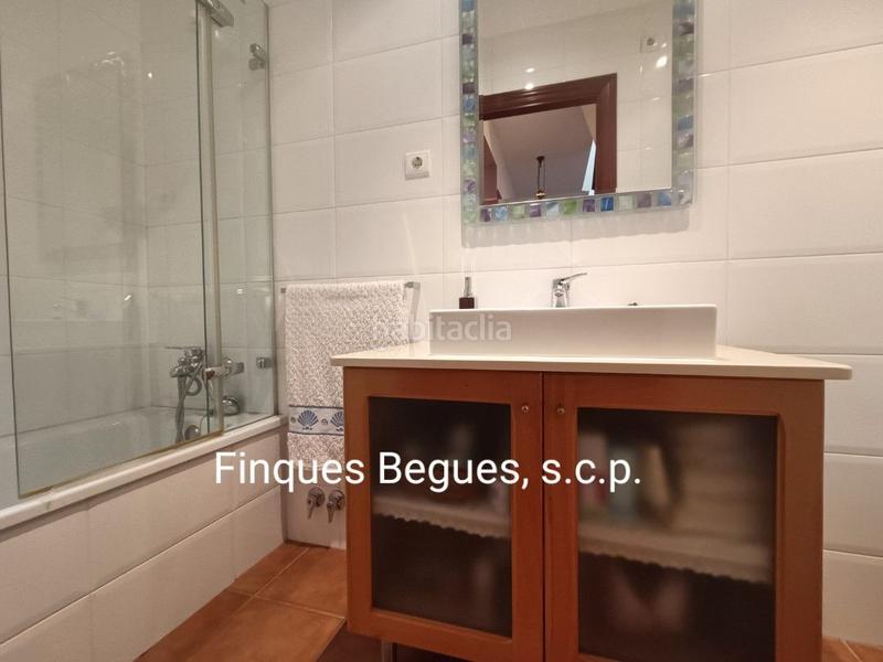 Foto a3d1397d-4f7b-4181-85b1-12490e491c2a. Casa adossada amb calefacció aparcament a Begues