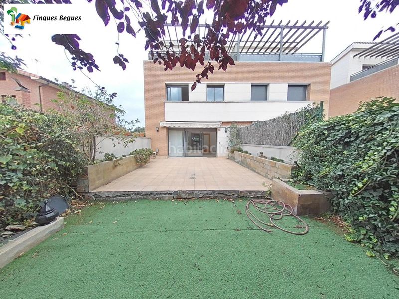 Foto 444bef8b-a93a-4883-920e-4f79e5c12ae6. Casa aparellada amb calefacció aparcament piscina a Begues