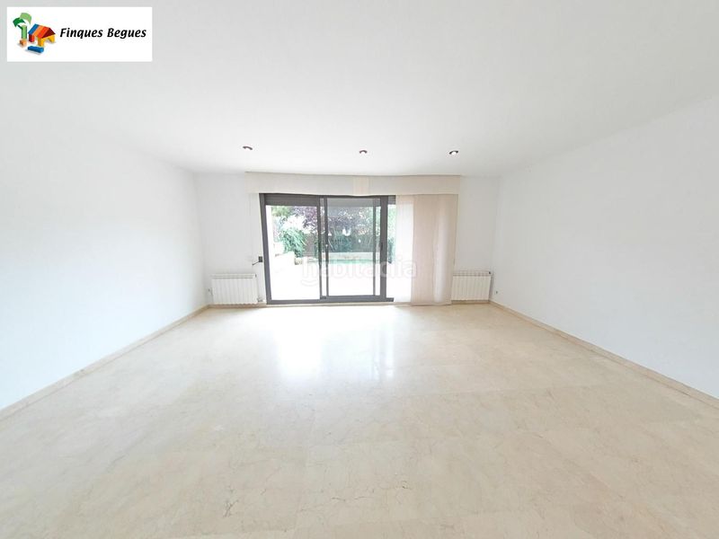 Foto 51066554-88f9-4e68-90fb-56f256a42c81. Casa aparellada amb calefacció aparcament piscina a Begues