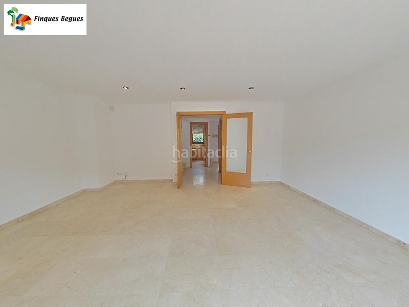 Foto 5d54d0bb-2248-4ee5-a11b-53e06867e338. Casa aparellada amb calefacció aparcament piscina a Begues
