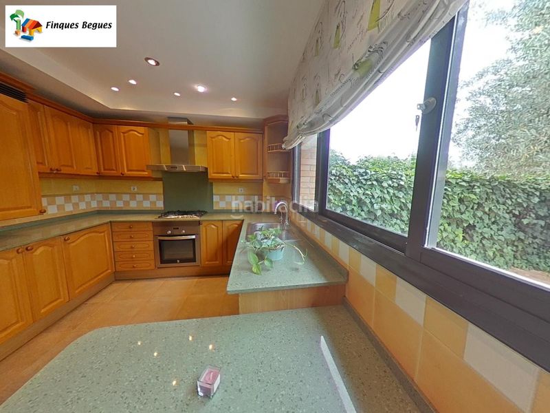 Foto 5de95460-5aed-4d7d-826f-47273a65ec20. Casa aparellada amb calefacció aparcament piscina a Begues