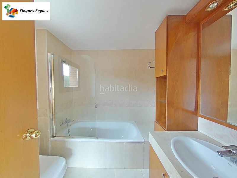 Foto 81659d1e-0179-408f-9eda-5f3202c0019a. Casa aparellada amb calefacció aparcament piscina a Begues