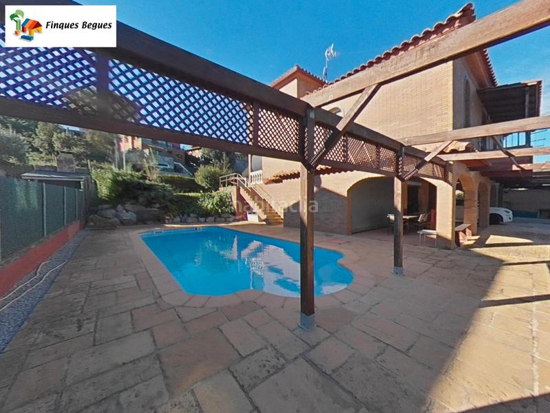 Foto 0093d1e0-bda3-4b28-bb36-0f21a844b908. Xalet amb xemeneia calefacció aparcament piscina a Begues