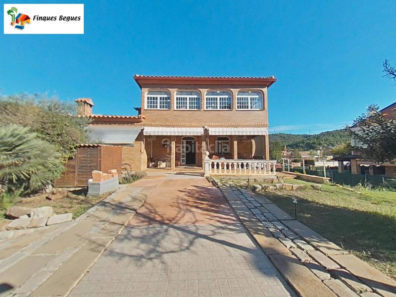 Foto 57fe2383-e681-463a-8c3e-34bb1c4d5fa7. Xalet amb xemeneia calefacció aparcament piscina a Begues