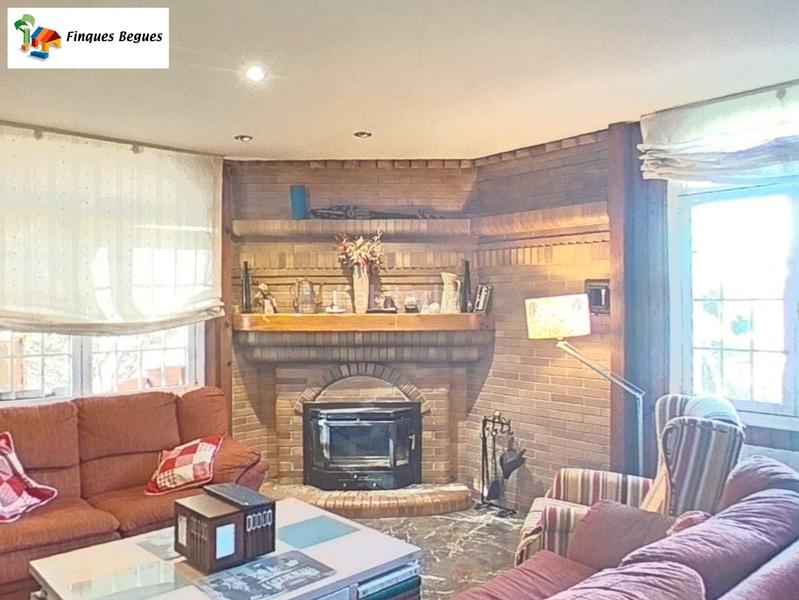 Foto e5f907be-84a5-419b-8573-2c7d8e381139. Xalet amb xemeneia calefacció aparcament piscina a Begues