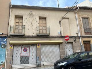 Casa a Plaza Castelar - Mercado Central. Casa de planta baja y altos, independiente, ideal para reformar