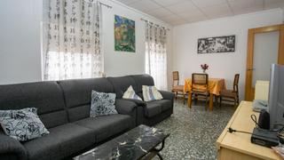 Appartement à Centro. Piso exterior en zona avenida madrid de petrer