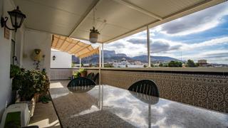 Ático en Petrer. Ático con terraza privada y vistas despejadas en la zona guirney