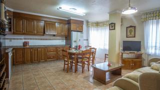 Appartement à Fraternidad. Piso luminoso, totalmente amueblado con plaza de garaje y traste