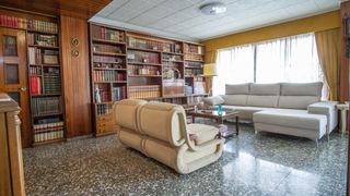 Etagenwohnung in Plaza de Toros-Avenida Chapí-Trinquete. Piso amplio muy soleado con garaje y trastero en el mismo edific