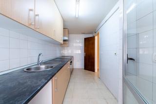 Piso en Arcos. Amplio y acogedor piso en arcos calle aquitania, madrid por 300.