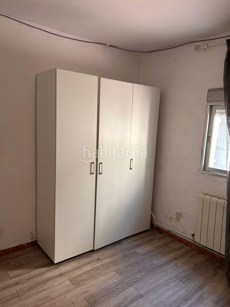 Piso casita adosada en la zona de ascao3 dormitorios, 1 baño con pequeño patio. en Madrid - Imagen 5