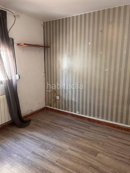 Piso casita adosada en la zona de ascao3 dormitorios, 1 baño con pequeño patio. en Madrid - Imagen 4