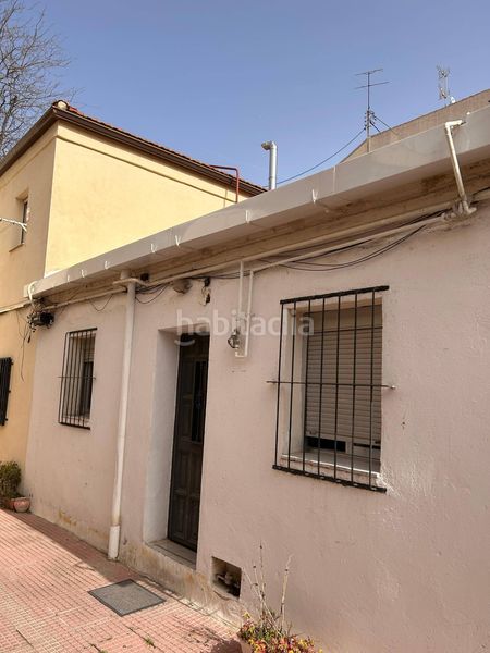 Piso casita adosada en la zona de ascao3 dormitorios, 1 baño con pequeño patio. en Madrid
