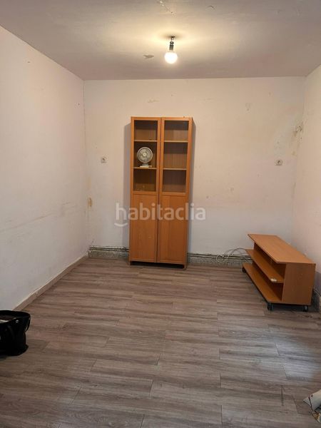 Piso casita adosada en la zona de ascao3 dormitorios, 1 baño con pequeño patio. en Madrid - Imagen 9