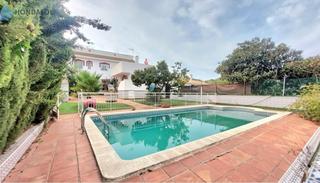 Chalet à Calle atamaria-ds rincon s.gine 63. Se vende casa de campo adosada en la manga club. 7 dormts, 3 bañ