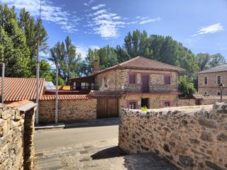 Maison à Val de San Lorenzo. Casa rústica con parcela privada y dos solares urbanos sin edifi