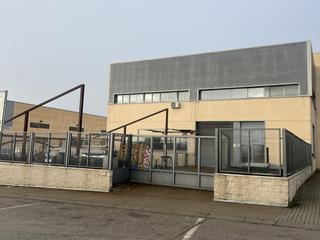 Nau industrial a Los Llanos-Valle Pardo. Excelente nave, con mucho espacio de almacén, zona de carga y de